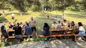 GODIŠNJE OKUPLJANJE NAKON ZAVRŠETKA TURNIRA MIŠKIH PREZIMENA: Domaći i iseljeni Mišani družili se na Puđinu podu uz pršut, sir, pečenje i razna pića