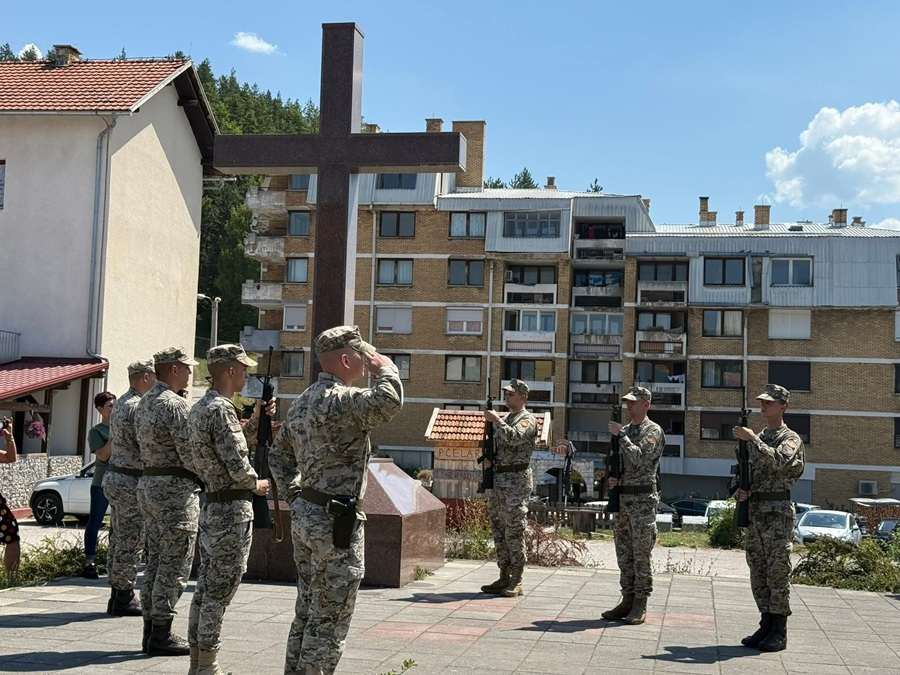 Oskrnavljeno spomen obilježje hrvatskim braniteljima / Foto: Hina