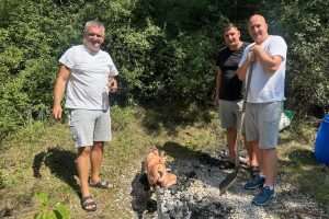GODIŠNJE OKUPLJANJE NAKON ZAVRŠETKA TURNIRA MIŠKIH PREZIMENA: Domaći i iseljeni Mišani družili se na Puđinu podu uz pršut, sir, pečenje i razna pića