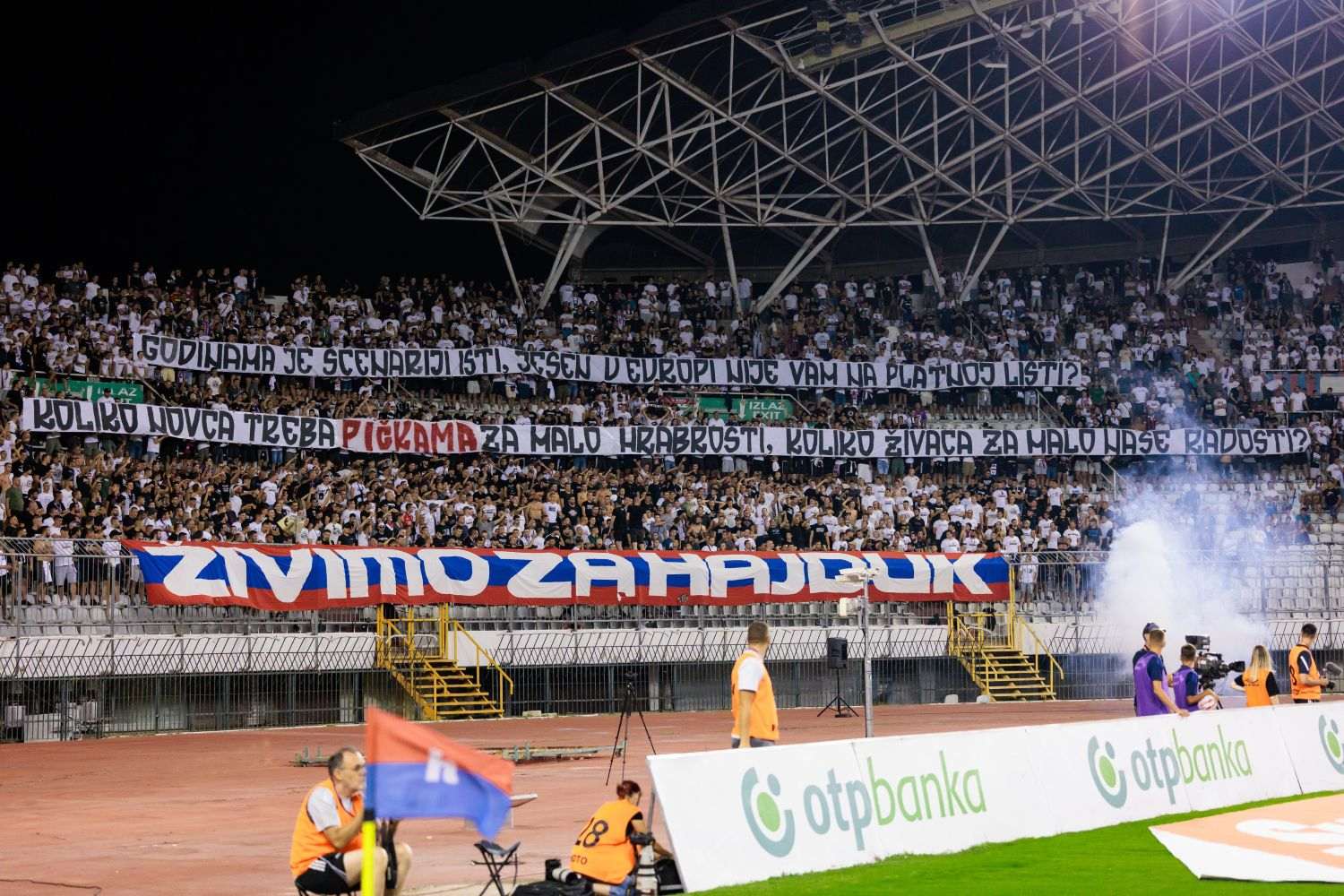 SVE RJEŠENO U FINIŠU: Hajduk s 3:0 razbio Slaven Belupo, Torcida izvjesila poruku upravi kluba SVE RJEŠENO U FINIŠU: Hajduk s 3:0 razbio Slaven Belupo, Torcida izvjesila poruku upravi kluba