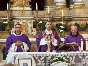 EMOTIVAN OPROŠTAJ OD PADRE PIJA: Sv. misu zadušnicu s više od 30 svećenika predvodio dubrovački biskup mons. Roko Glasnović  