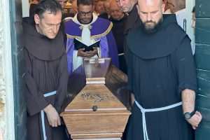 EMOTIVAN OPROŠTAJ OD PADRE PIJA: Sv. misu zadušnicu s više od 30 svećenika predvodio dubrovački biskup mons. Roko Glasnović  