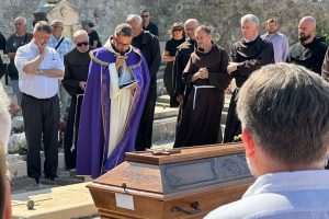 EMOTIVAN OPROŠTAJ OD PADRE PIJA: Sv. misu zadušnicu s više od 30 svećenika predvodio dubrovački biskup mons. Roko Glasnović  