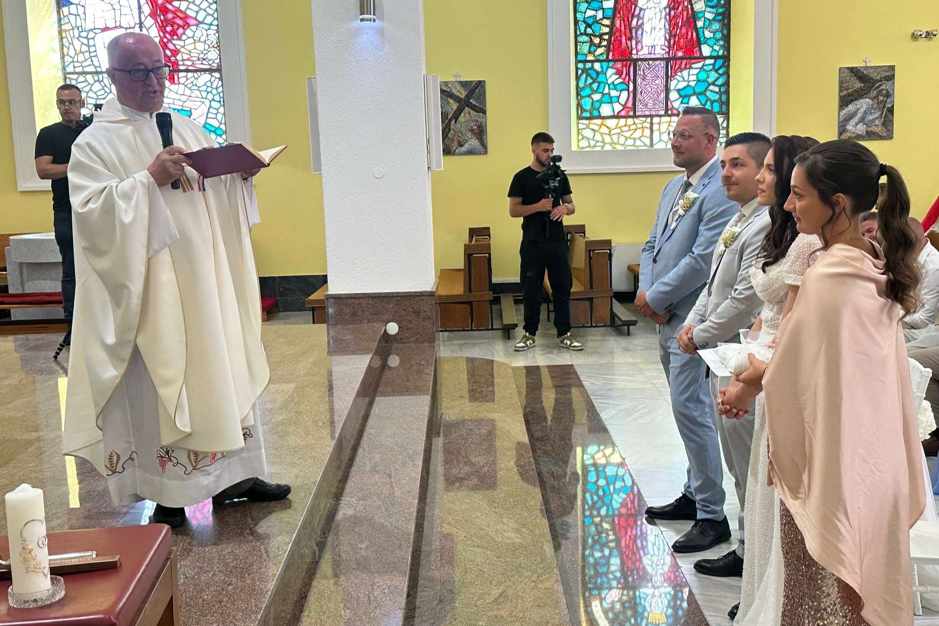 HRVATSKO ISELJENIČKO VJENČANJE NA BUŠKOM BLATU: Mladenci iz Ludwigshafena okrunili ljubav uz blagoslov svog dugogodišnjeg župnik koji se vratio u Ilok HRVATSKO ISELJENIČKO VJENČANJE NA BUŠKOM BLATU: Mladenci iz Ludwigshafena okrunili ljubav uz blagoslov svog dugogodišnjeg župnik koji se vratio u Ilok