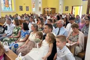 HRVATSKO ISELJENIČKO VJENČANJE NA BUŠKOM BLATU: Mladenci iz Ludwigshafena okrunili ljubav uz blagoslov svog dugogodišnjeg župnik koji se vratio u Ilok