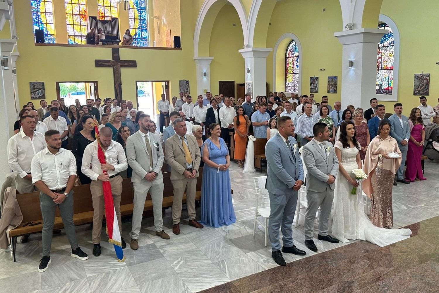 HRVATSKO ISELJENIČKO VJENČANJE NA BUŠKOM BLATU: Mladenci iz Ludwigshafena okrunili ljubav uz blagoslov svog dugogodišnjeg župnik koji se vratio u Ilok HRVATSKO ISELJENIČKO VJENČANJE NA BUŠKOM BLATU: Mladenci iz Ludwigshafena okrunili ljubav uz blagoslov svog dugogodišnjeg župnik koji se vratio u Ilok