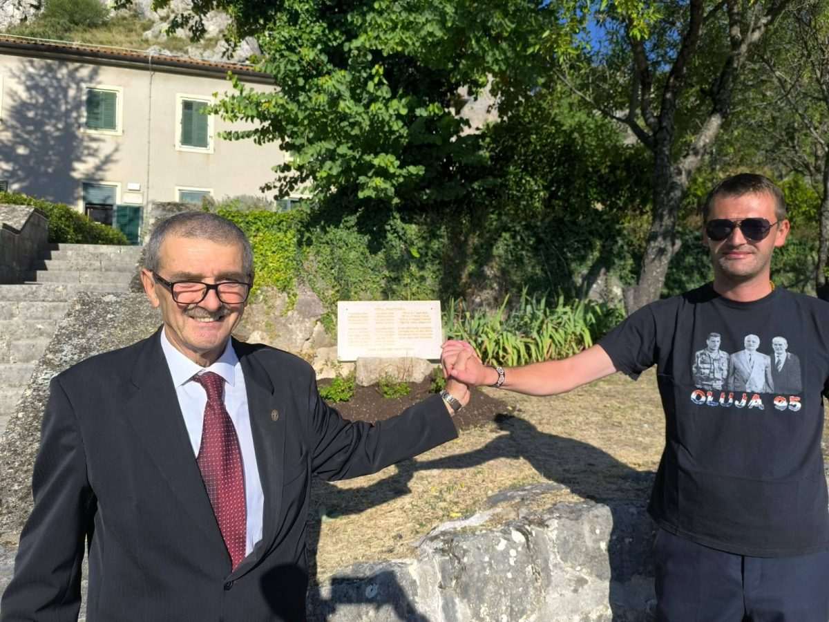 U KAMENU KNINA: Stihovi pjesme "Stina pradidova" uklesani u stinu kao simbol vječne povezanosti s domovinom