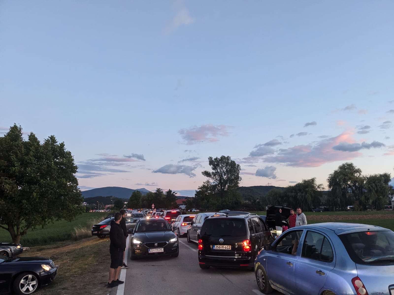 SMJEŠTAJ U HRVATSKOJ NIKAD JEFTINIJI: Ljudi u Sinju spavali za 10 eura Prometni kaos u Sinju/ Foto: Fenix (M. Marić)