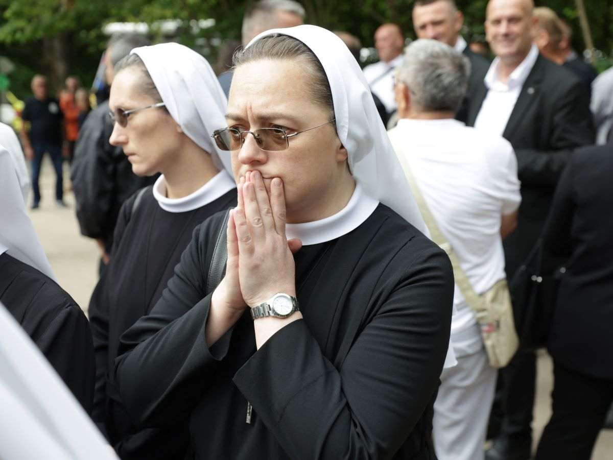 MINISTAR TOMO MEDVED NA JAZOVKI: Beskompromisna osuda strašnih zločina komunizma MINISTAR TOMO MEDVED NA JAZOVKI: Beskompromisna osuda strašnih zločina komunizma