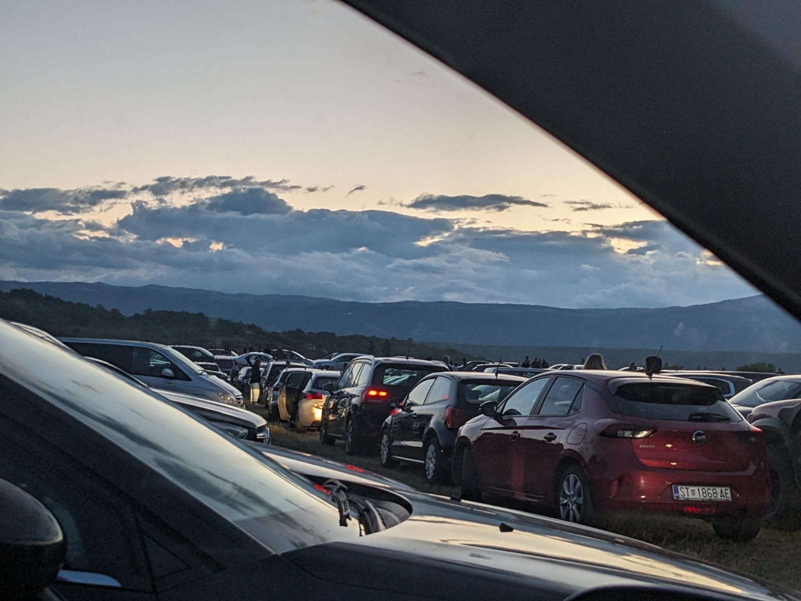 SMJEŠTAJ U HRVATSKOJ NIKAD JEFTINIJI: Ljudi u Sinju spavali za 10 eura Prometni kaos u Sinju/ Foto: Fenix (M. Marić)