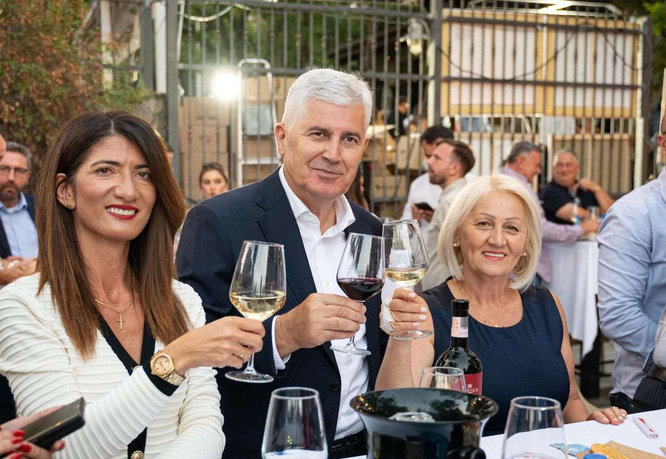 U ČAST HERCEGOVAČKE VINSKE TRADICIJE: Zastupnica Darijana Filipović svečano otvorila deseti BLAŽ Enology Deseti jubilarni vinski festival BLAŽ Enology / Foto: Fenix (HNS BIH)