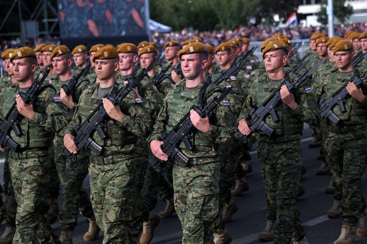 MI SMO GARDA HRVATSKA: Zemlja smo puna hrabre i naočite hrvatske mladosti koja poručuje „Domovini vjerni“ Vojni mimohod u čast VRO "Oluja"