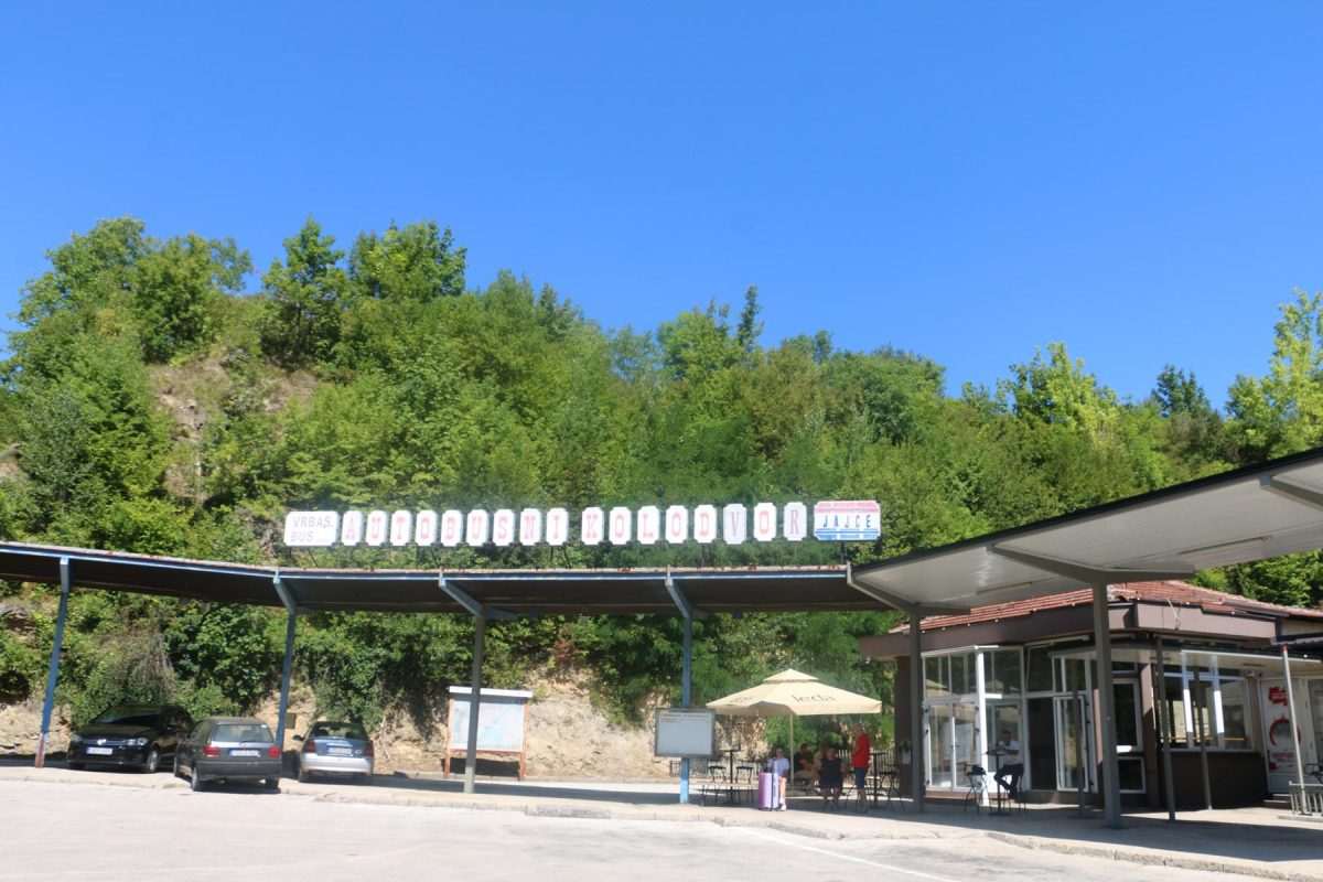 Autobusni kolodvor u Jajcu kao čvorište s linijama unutar zemlje i prema inozemstvu / Foto: Fenix (MD)