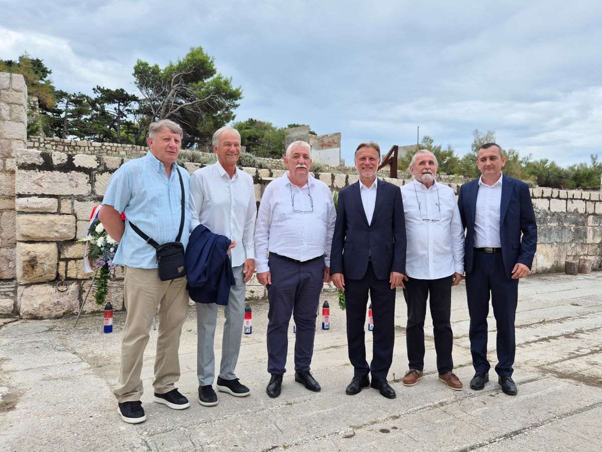 U ČAST STRADALIH: Jandroković položio vijence na spomen obilježjima na Golom otoku i Sv. Grguru U ČAST STRADALIH: Jandroković položio vijence na spomen obilježjima na Golom otoku i Sv. Grguru