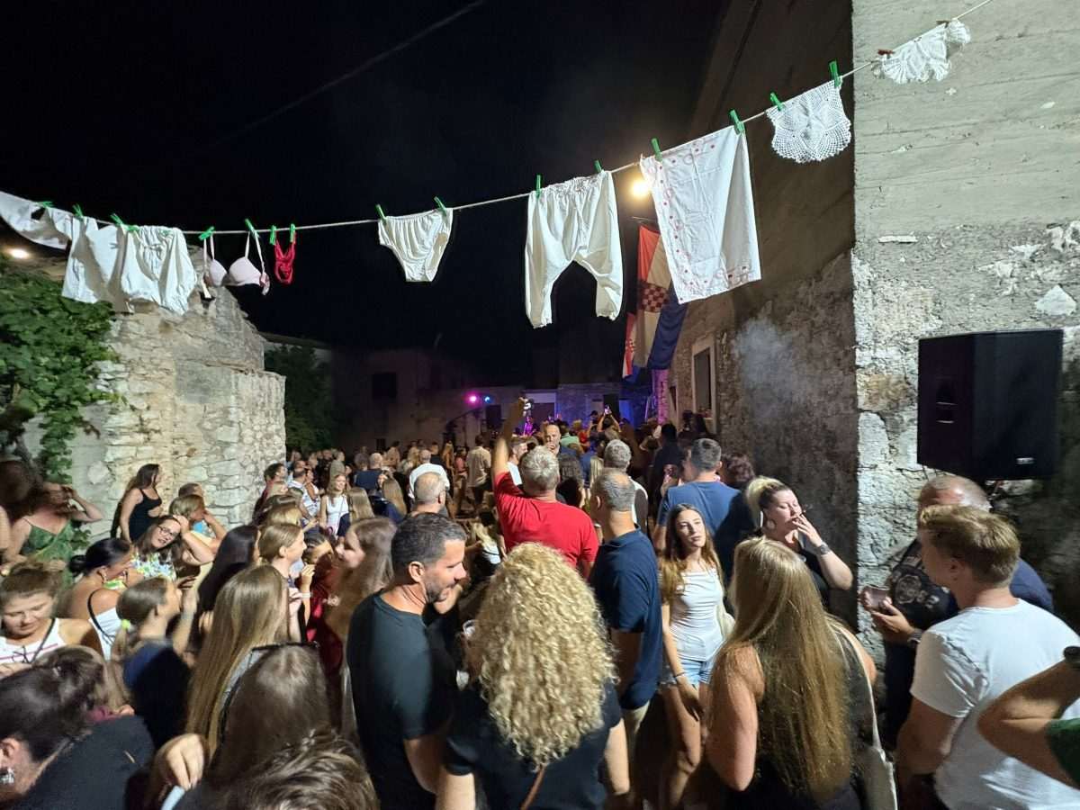 NA OTOKU PAŠMANU ODRŽANA "MIŠULIĆA SIĐA": Marijana Božić: Ženske pumparice s čipkom bile su prava umjetnost! Na Pašmanu održana 11. Mišulića siđa / Foto: Fenix (Zara Bačić)