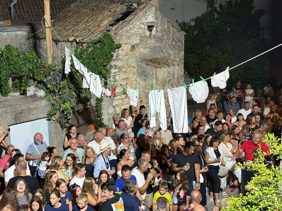 NA OTOKU PAŠMANU ODRŽANA "MIŠULIĆA SIĐA": Marijana Božić: Ženske pumparice s čipkom bile su prava umjetnost! Na Pašmanu održana 11. Mišulića siđa / Foto: Fenix (Zara Bačić)