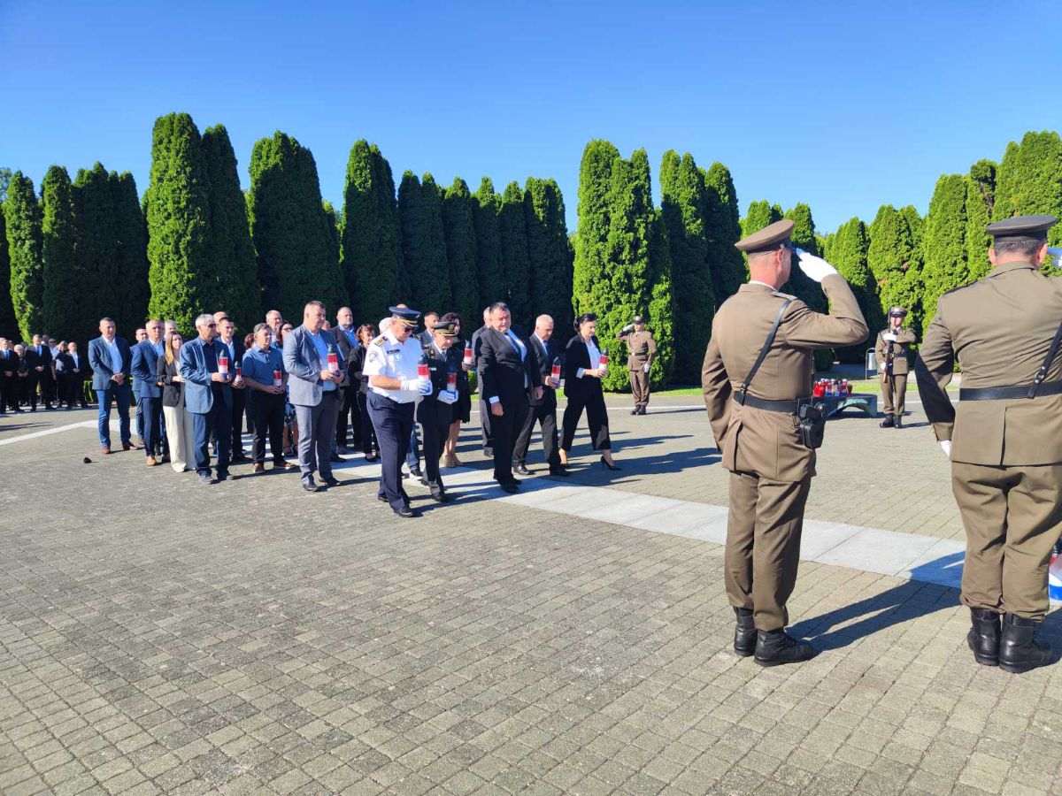 Položeni vijenci i upaljene svijeće/ Foto: Hina