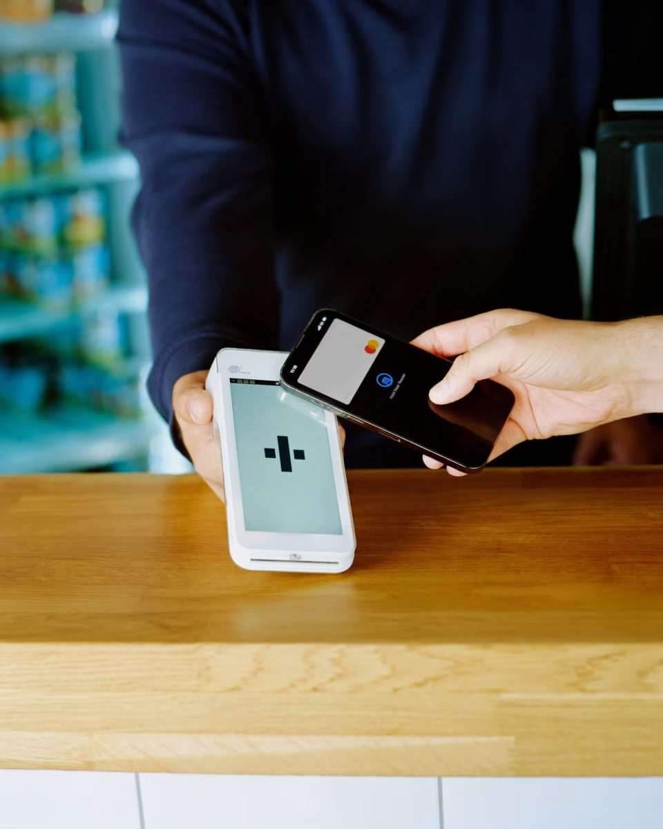 Mobiles Kartenlesegerät von Flatpay erleichtert kontaktlose Zahlungen im Geschäftsalltag Ilustracija: Mobilno plaćanje