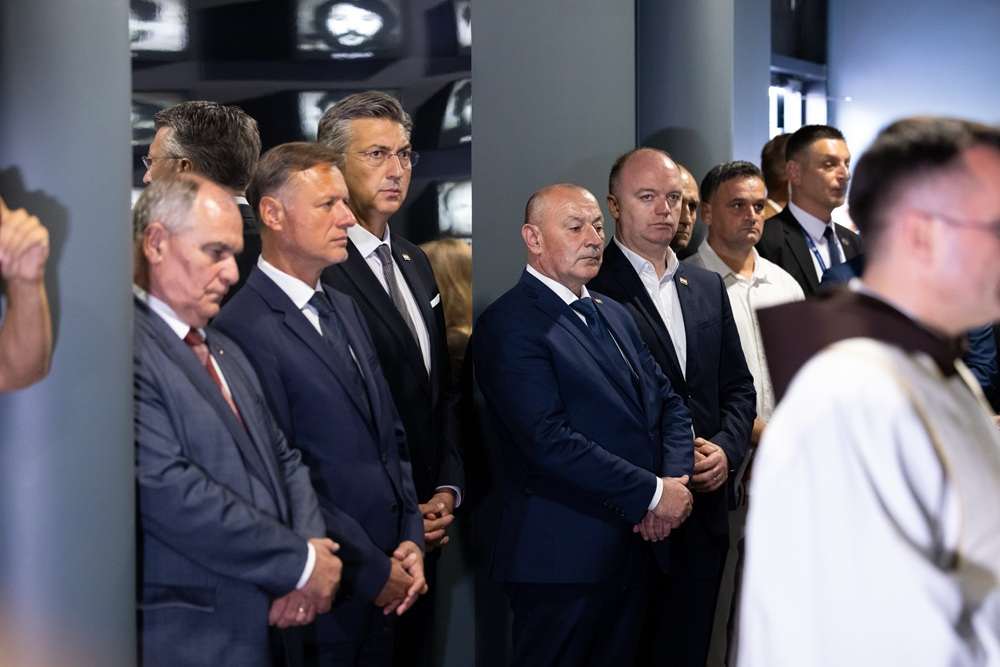 POČAST POGINULIMA I PORUKE ZAHVALE I PONOSA: Otvorena spomen soba hrvatskih branitelja Sinja i cetinskog kraja Svečano otvorenje spomen sobe hrvatskih branitelja Sinja i Cetinskog kraja / Foto: Hina
