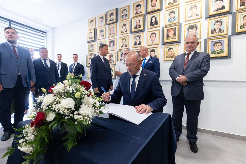 POČAST POGINULIMA I PORUKE ZAHVALE I PONOSA: Otvorena spomen soba hrvatskih branitelja Sinja i cetinskog kraja Tomo Medved / Foto: Hina