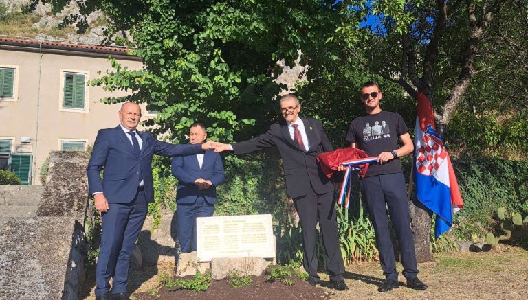 Ministar Tomo Medved je u nazočnosti autora stihova Ante Nadomira Tadića Šutre otkrio spomen-obilježje u Kninu/ Foto: Fenix (SIM)