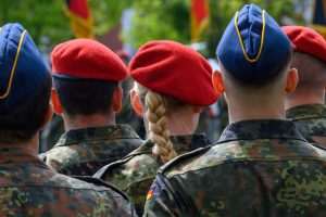 oldatinnen und Soldaten der Bundeswehr sind im Goehtepark in Burg angetreten. Foto: Klaus-Dietmar Gabbert/dpa