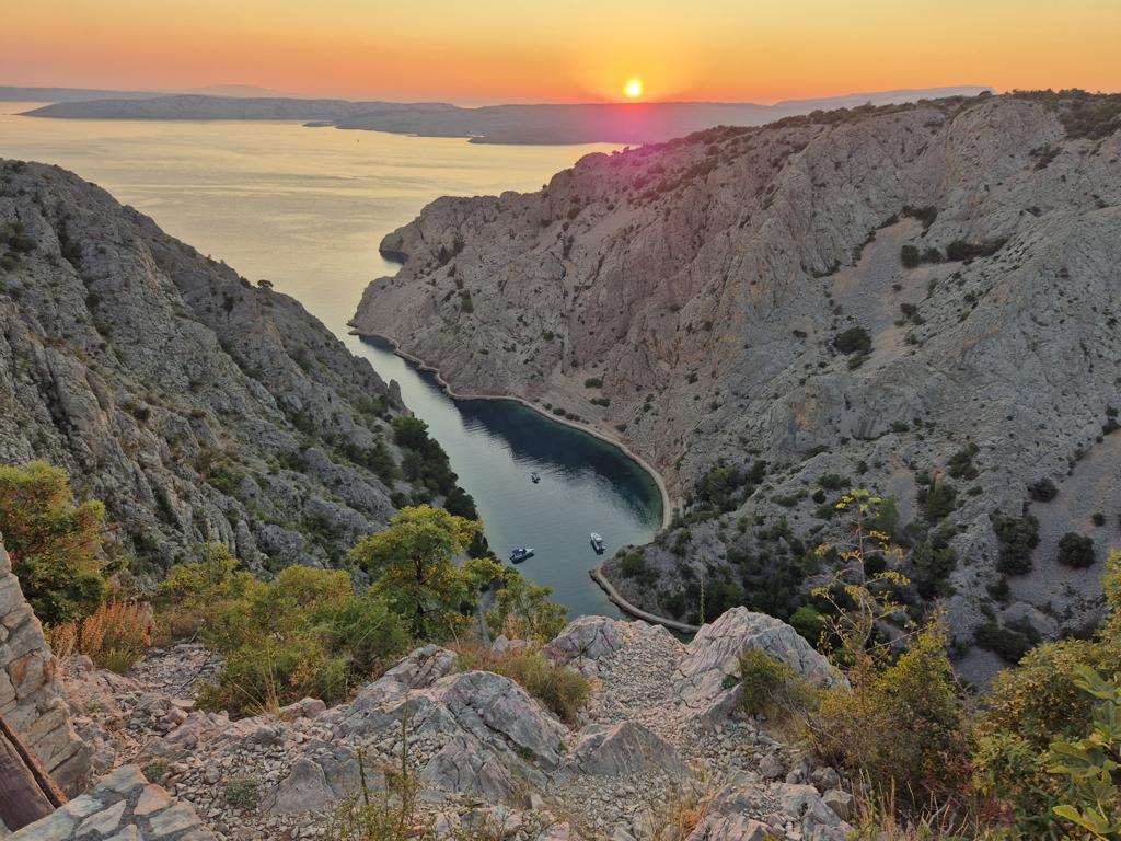 SVE SAMO NE OBIČNA: Znate li gdje se u Hrvatskoj nalazi uvala do koje vodi neobičan tunel i koja u sebi krije puno toga Pogled na uvalu Zavratnica / Foto: Fenix (Živana Vulinović)