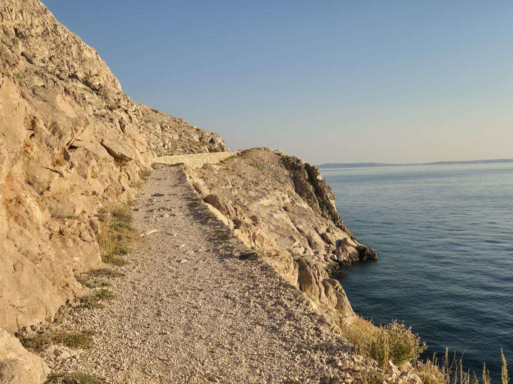 SVE SAMO NE OBIČNA: Znate li gdje se u Hrvatskoj nalazi uvala do koje vodi neobičan tunel i koja u sebi krije puno toga Staza koja vodi do Zavratnice / Foto: Fenix (ŽV)