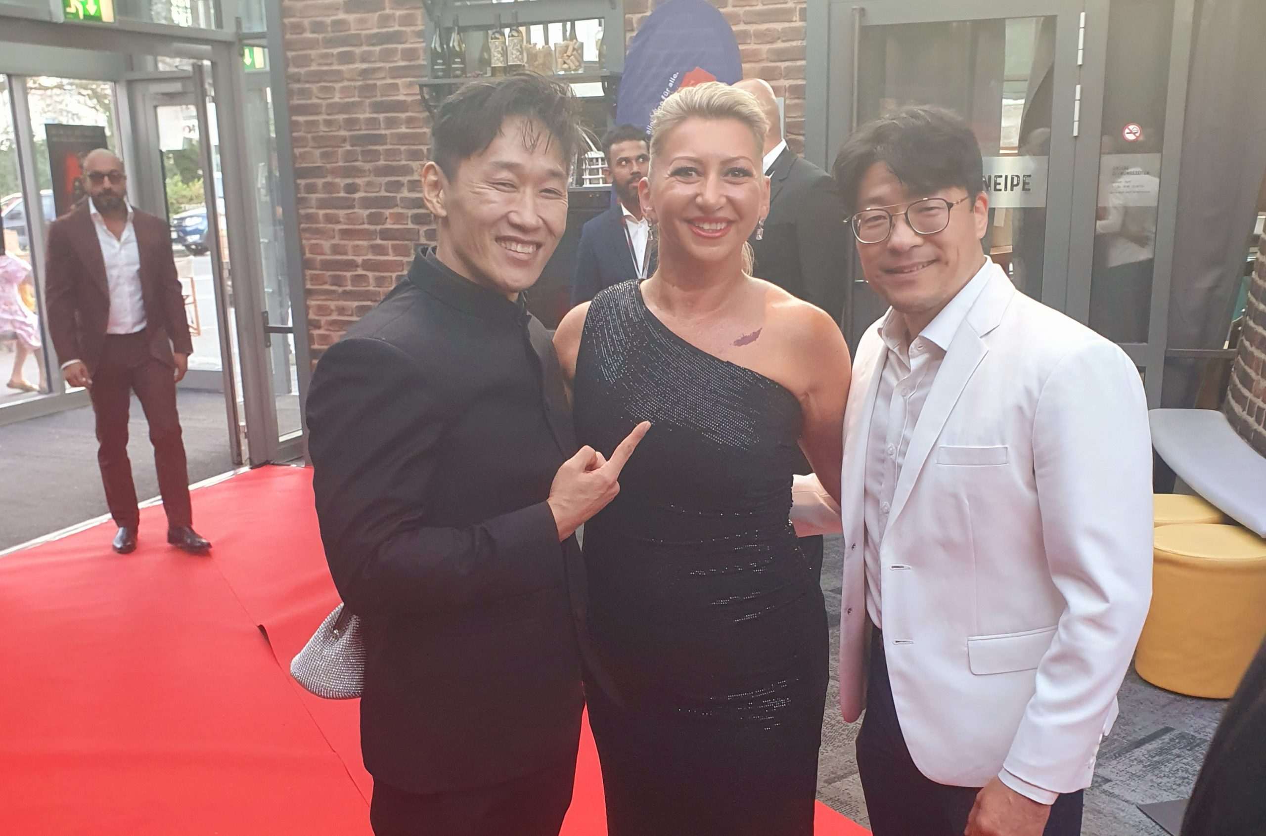 HRVATICA IZ NJEMAČKE SVOJ SAN PRETVORILA U STVARNOST: Vrata su se otvorila, a kamo vode, tek ćemo vidjeti! Ljiljana Đalok s koreanskim glumcima / Foto: Fenix(LJ)