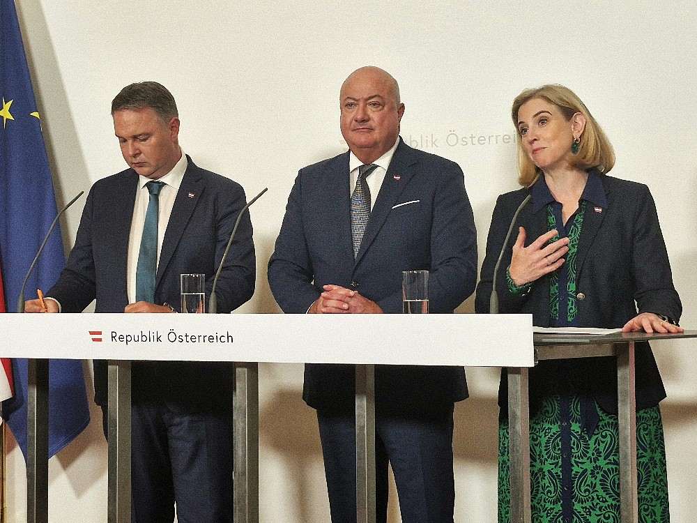 TRAŽI SE STRPLJENJE: Austrijska Vlada milijardom eura želi sniziti inflaciju na 2 posto i “kreativno” stimulirati gospodarstvo Potkancelar Babler(lijevo), kancelar Stocker (sredina) i šefica diplomacije Meinl-Reisinger/ Foto: S, Herek