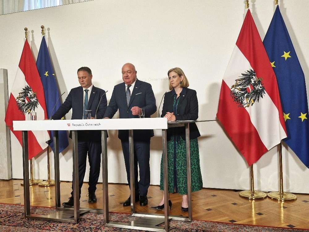 TRAŽI SE STRPLJENJE: Austrijska Vlada milijardom eura želi sniziti inflaciju na 2 posto i “kreativno” stimulirati gospodarstvo Potkancelar Babler(lijevo), kancelar Stocker (sredina) i šefica diplomacije Meinl-Reisinger/ Foto: S, Herek