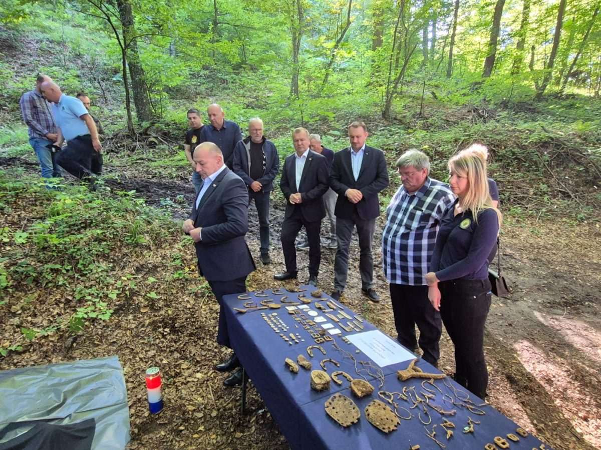 Medved obišao lokacije iskapanja žrtava poraća Drugog svjetskog rata kod Novog Marofa/ Foto: Hina