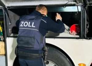 Carinici pregledavaju autobuse/ Foto: Zoll