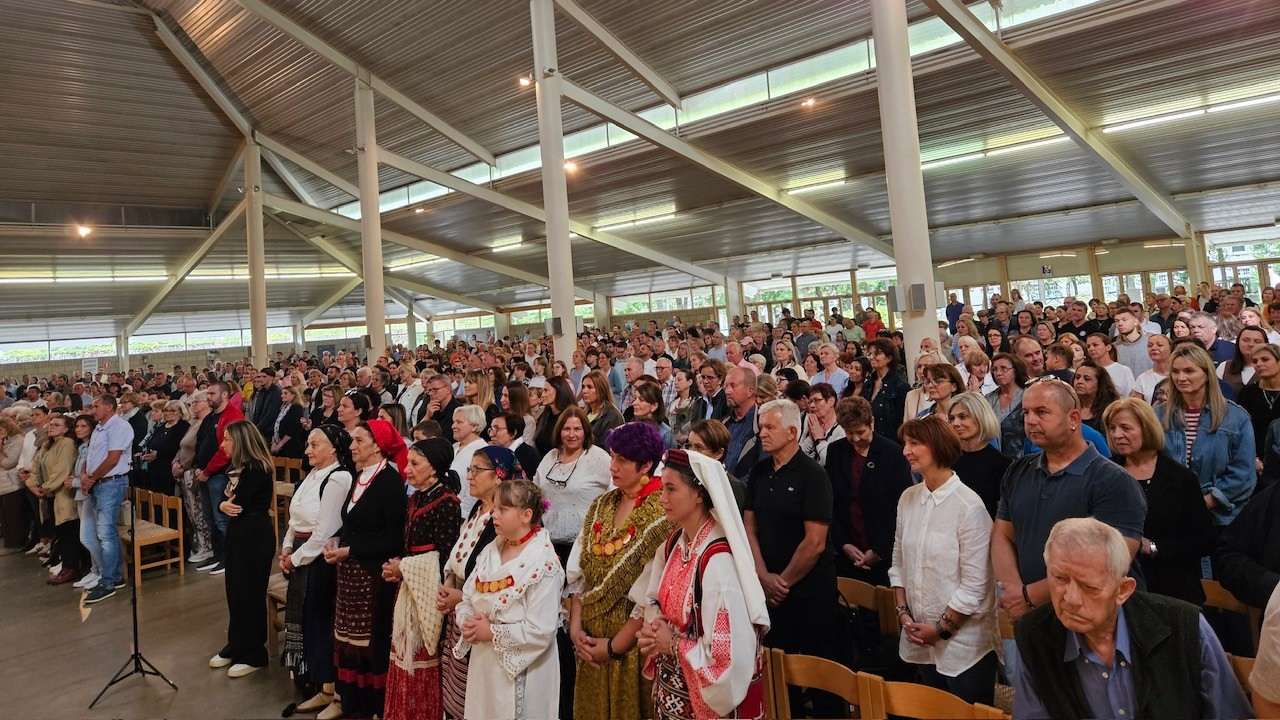 JUBILARNO 50. HODOČAŠĆE: Hrvati iz Njemačke, Belgije, Nizozemske i Luxemburga hodočastili Djevici Siromaha u Banneux JUBILARNO 50. HODOČAŠĆE: Hrvati iz Njemačke, Belgije, Nizozemske i Luxemburga hodočastili Djevici Siromaha u Banneux