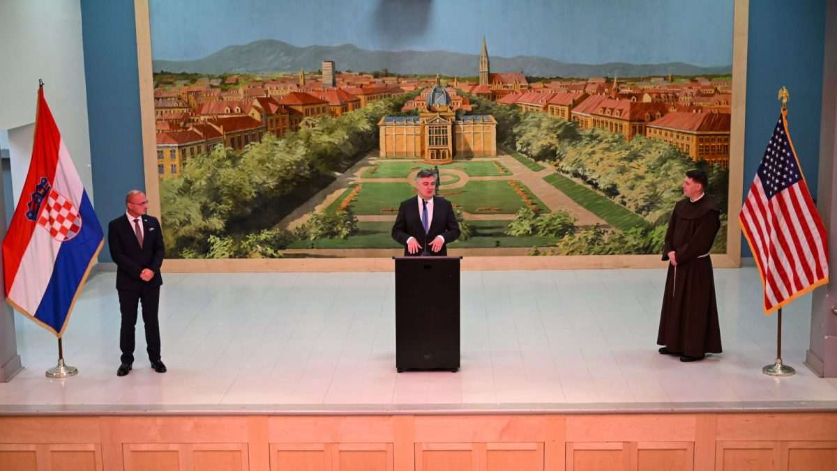 Milanović posjetio crkvu svetih Ćirila i Metoda i sv. Rafaela i Hrvatski centar / Foto: Hina