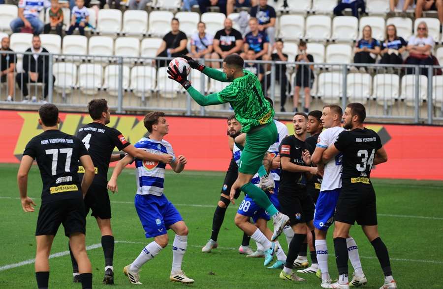 SLAVONSKI DERBI: Premijerna pobjeda u sezoni Osijeka, 'hat-trick' Omerovića Detalj s utakmice Osijek - Vukovar 1991 / Foto: Hina