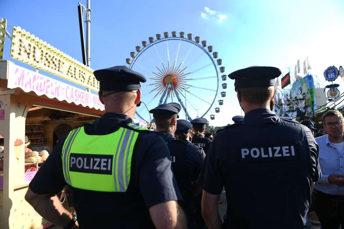 Policija na Oktoberfestu/ Foto: Felix Hörhager/dpa