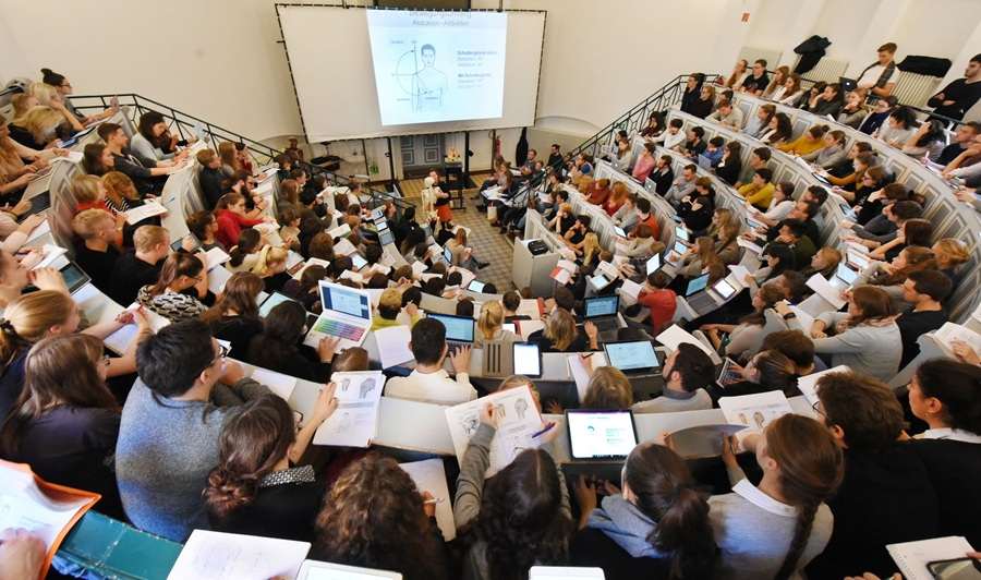 Studenti (ILUSTRACIJA) / Foto: Waltraud Grubitzsch/dpa-Zentralbild/dpa