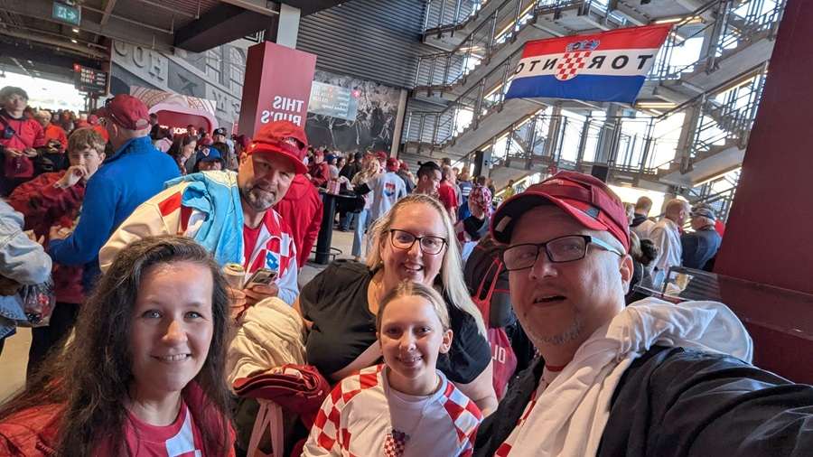 HRVATSKE BOJE OBOJILE TORONTO: Navijači u Torontu poludjeli za Pašalićem Hrvatski navijači u Torontu / Fenix (Ante Božić)