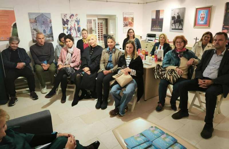 HRVATSKA I ITALIJA SPOJENI STIHOM: Predstavljanje dvojezične pjesničke zbirke La notte delle stelle cadenti / Noć padajućih zvijezda Svjetlane Lipanović predstavljanje dvojezične zbirke pjesama La notte delle stelle cadenti - Noć padajućih zvijezda / Foto: Fenix (Željko Tutnjević)