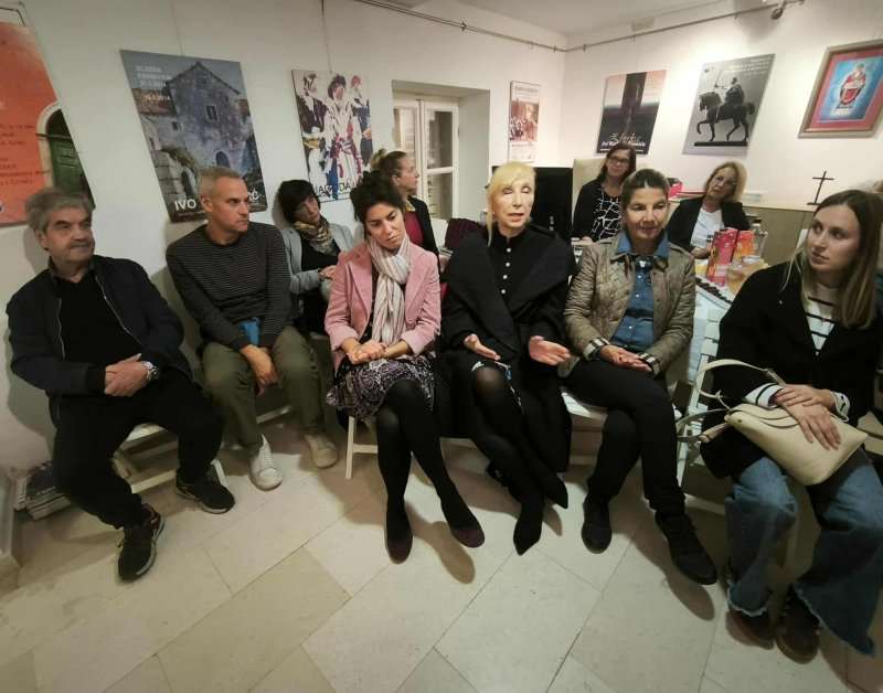 HRVATSKA I ITALIJA SPOJENI STIHOM: Predstavljanje dvojezične pjesničke zbirke La notte delle stelle cadenti / Noć padajućih zvijezda Svjetlane Lipanović predstavljanje dvojezične zbirke pjesama La notte delle stelle cadenti - Noć padajućih zvijezda / Foto: Fenix (Željko Tutnjević)