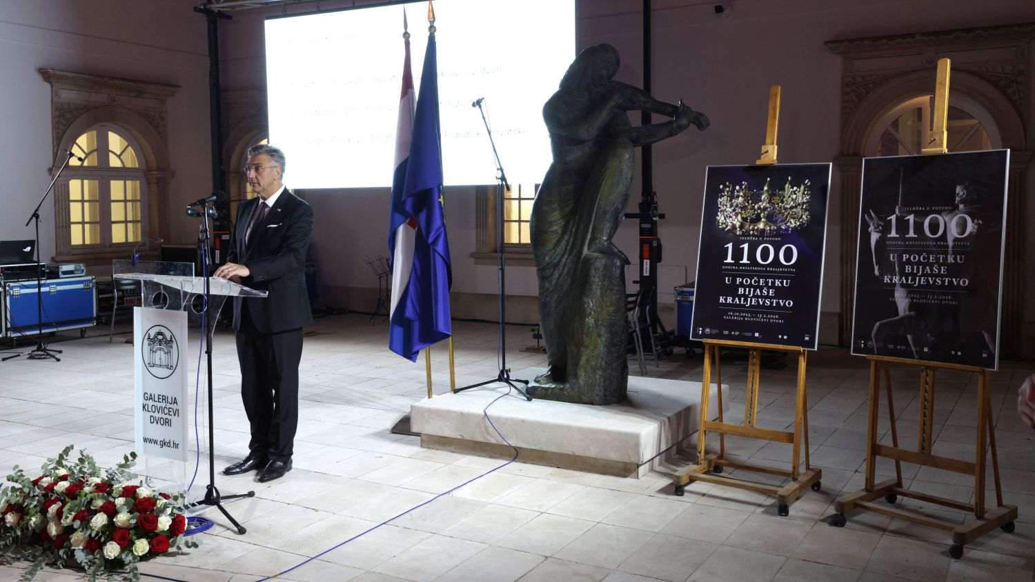 "POVIJESNI HOD HRVATSKE DRŽAVNOSTI": U Klovićevim dvorima otvorena izložba posvećena 1100. obljetnici Hrvatskoga Kraljevstva "POVIJESNI HOD HRVATSKE DRŽAVNOSTI": U Klovićevim dvorima otvorena izložba posvećena 1100. obljetnici Hrvatskoga Kraljevstva