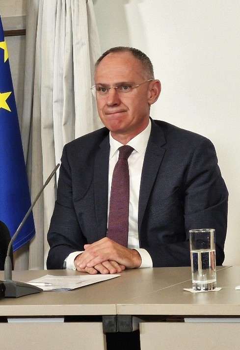 “NULTA TOLERANCIJA”: Austrija pokrenula više od 8.000 postupaka oduzimanja azilantskog statusa Austrijski ministar unutarnjih poslova G. Karner