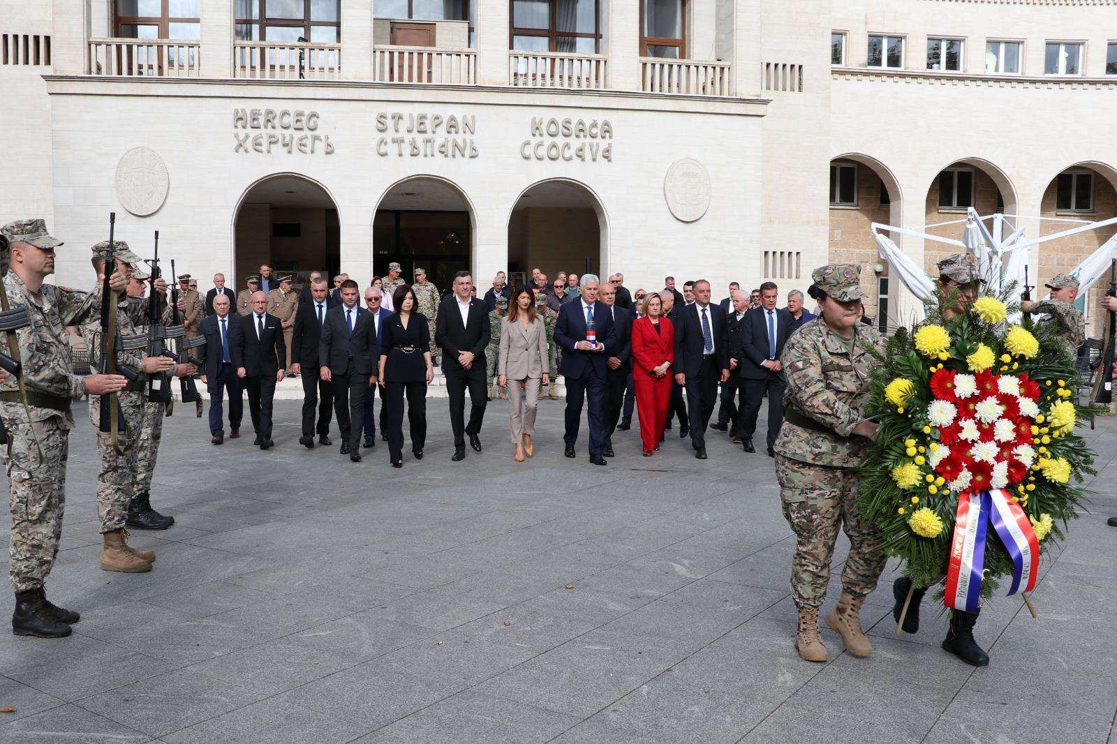 SJEĆANJE I ZAHVALNOST POGINULIM BRANITELJIMA: Izaslanstvo HNS-a BiH obilježilo blagdan Svih Svetih i Dušni dan u Mostaru SJEĆANJE I ZAHVALNOST POGINULIM BRANITELJIMA: Izaslanstvo HNS-a BiH obilježilo blagdan Svih Svetih i Dušni dan u Mostaru