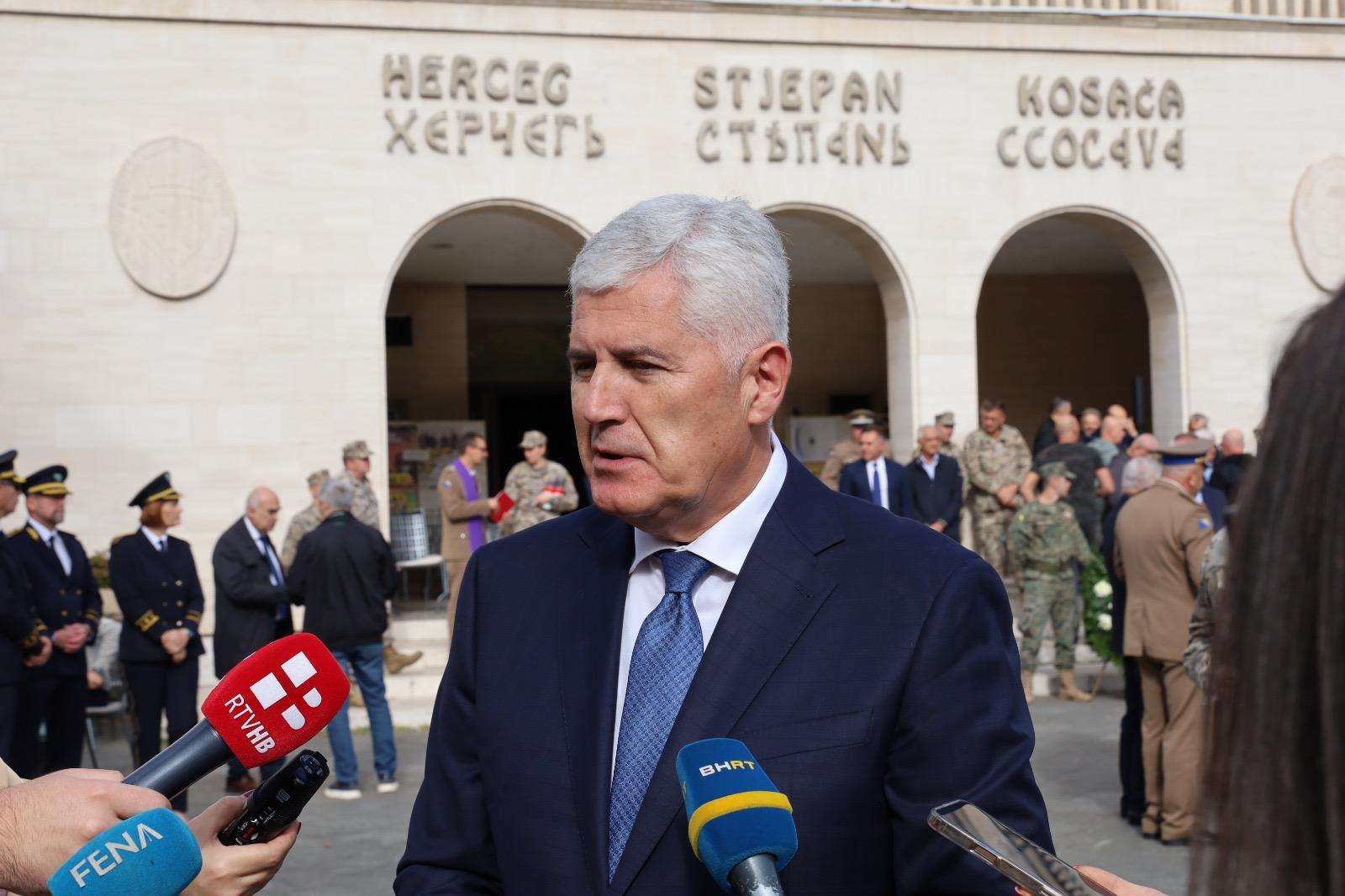 SJEĆANJE I ZAHVALNOST POGINULIM BRANITELJIMA: Izaslanstvo HNS-a BiH obilježilo blagdan Svih Svetih i Dušni dan u Mostaru ČOVIĆ