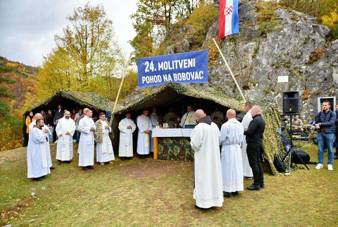 MOLITVENI POHOD NA BOBOVCU: Zajedničkom molitvom izrazili zahvalnost i vjeru u mirnu i sigurnu budućnost BiH MOLITVENI POHOD NA BOBOVCU: Zajedničkom molitvom izrazili zahvalnost i vjeru u mirnu i sigurnu budućnost BiH