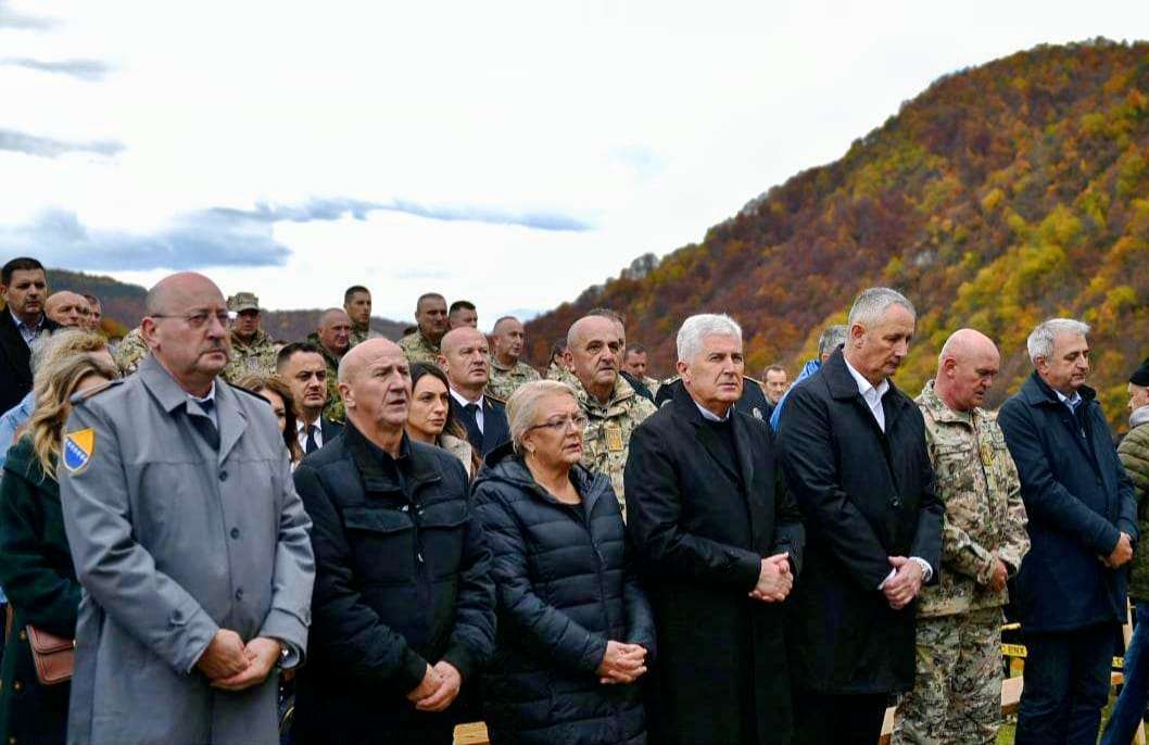 MOLITVENI POHOD NA BOBOVCU: Zajedničkom molitvom izrazili zahvalnost i vjeru u mirnu i sigurnu budućnost BiH MOLITVENI POHOD NA BOBOVCU: Zajedničkom molitvom izrazili zahvalnost i vjeru u mirnu i sigurnu budućnost BiH