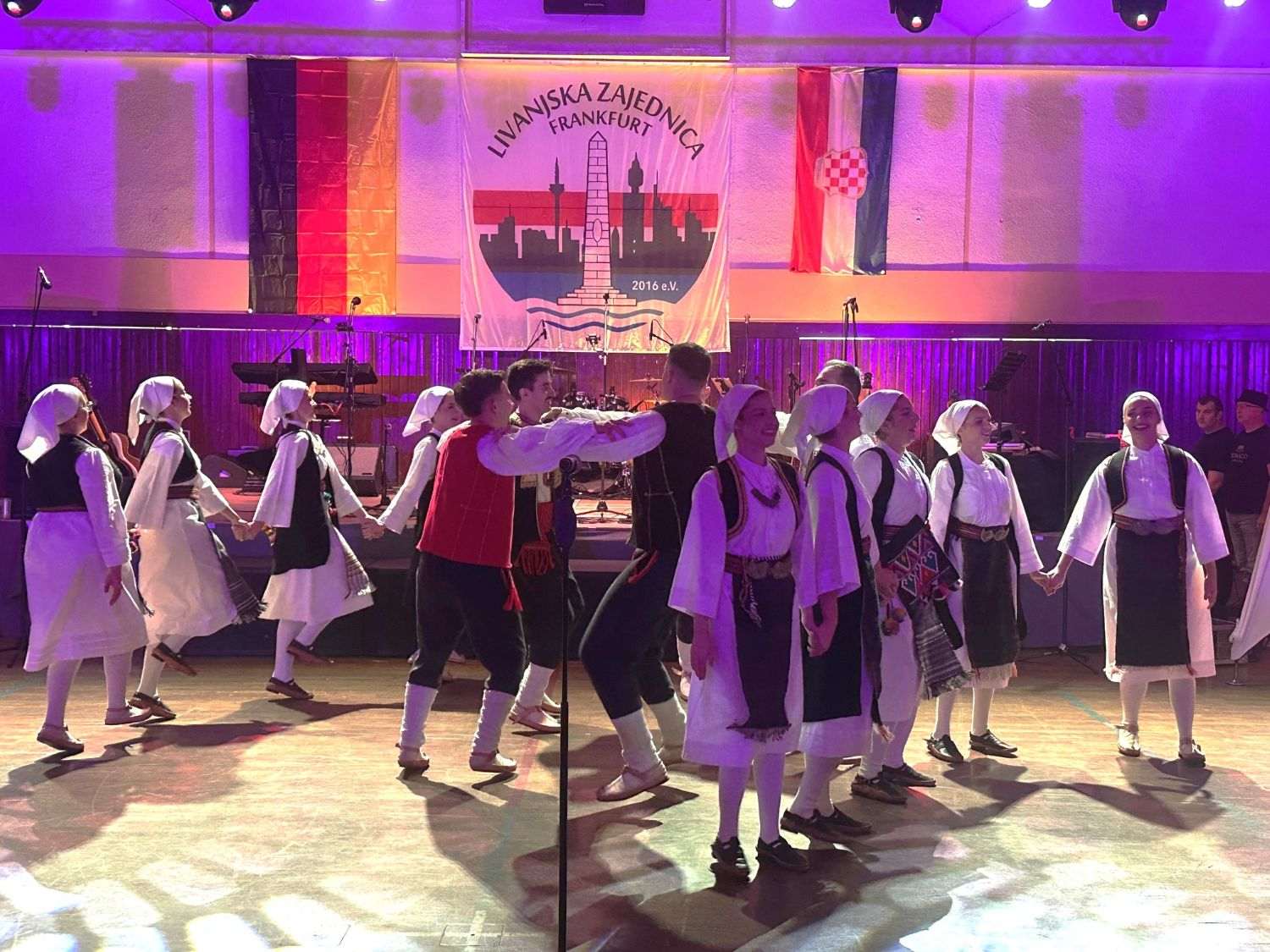 PONOSNI NA 25 GODINA POSTOJANJA: Predstavljamo Folklornu skupinu Hrvatske katoličke župe Main-Taunus/Hochtaunus iz Kelkheima PONOSNI NA 25 GODINA POSTOJANJA: Predstavljamo Folklornu skupinu Hrvatske katoličke župe Main-Taunus/Hochtaunus iz Kelkheima