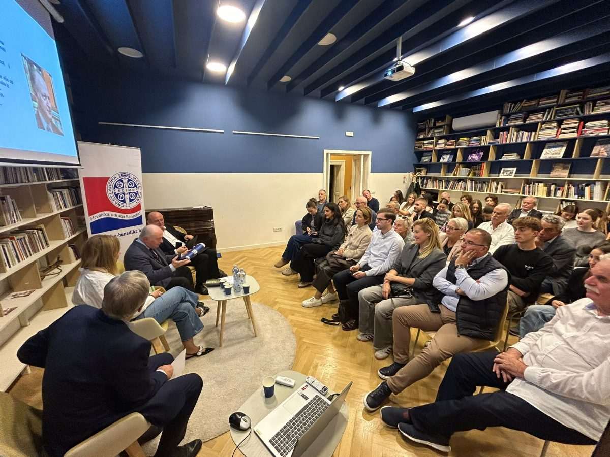 Tribina o jeziku - predavači i publika/ Foto: Hrvatska udruga Benedikt