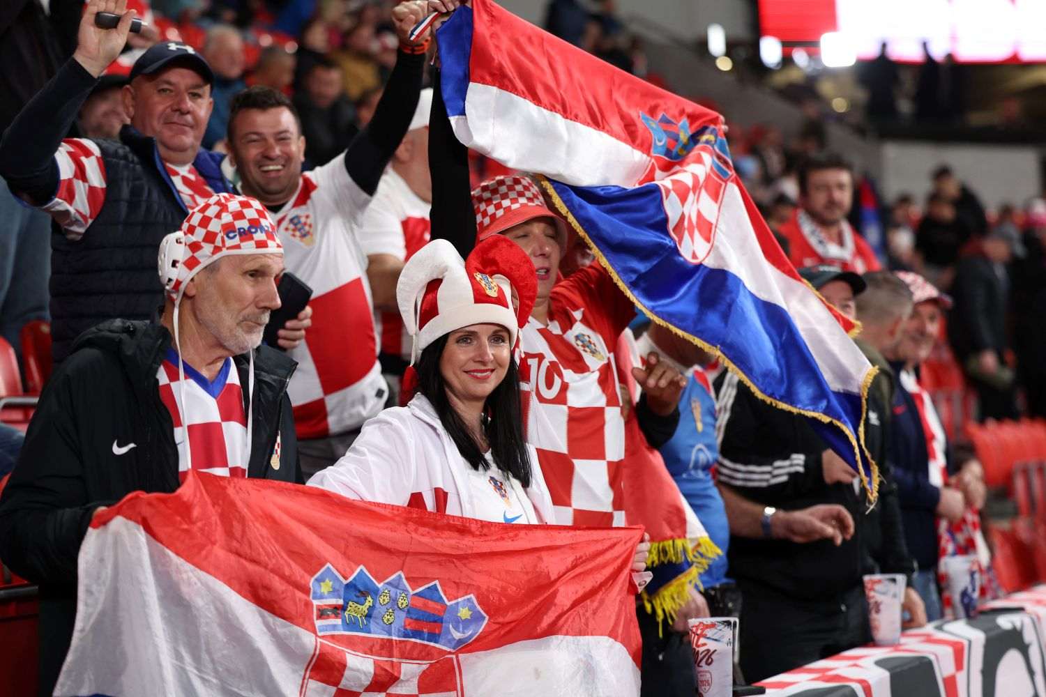 HRVATSKI NAVIJAČI NADGLASALI ČEHE: Iz grla više od 3.000 hrvatskih navijača orilo se "Viva Croatia, živjela Hrvatska," HRVATSKI NAVIJAČI NADGLASALI ČEHE: Iz grla više od 3.000 hrvatskih navijača orilo se "Viva Croatia, živjela Hrvatska,"